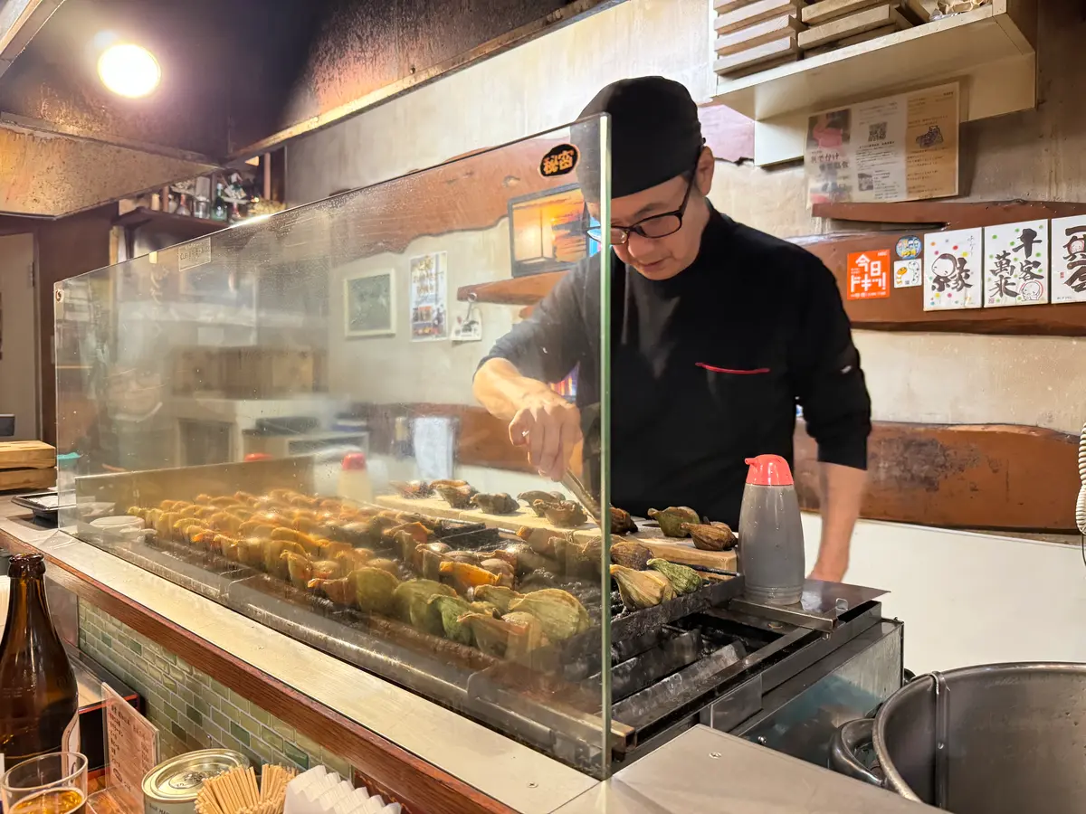 なぜ釧路「つぶ焼かど屋」に深夜も行列？名物つぶ焼きと黒いラーメン
