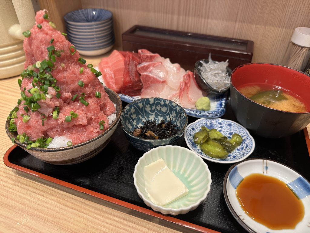 月島「魚菜はざま」行列の真実！名物マグロ定食の魅力と完全攻略法