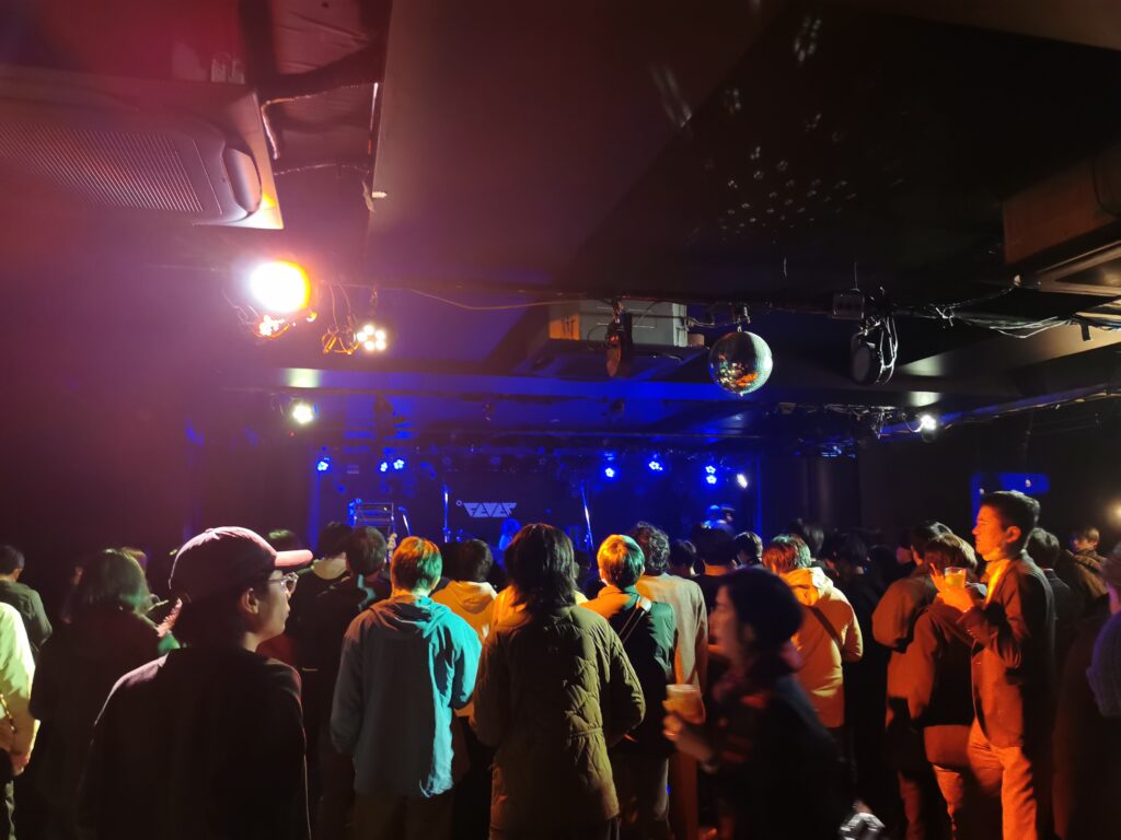 新代田Feverのキャパと見え方は？段差やロッカー攻略法を現地検証