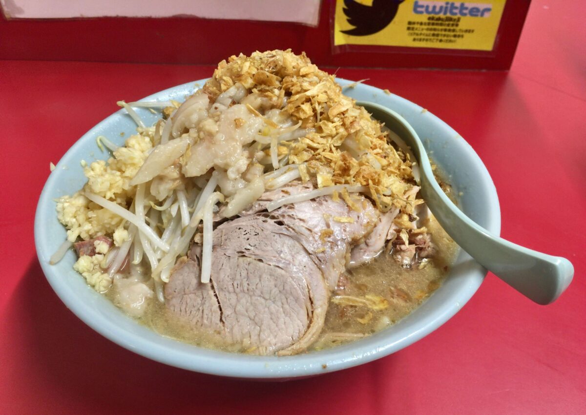 ラーメン二郎新宿歌舞伎町店の現在！火事の真相と並び方・コール解説
