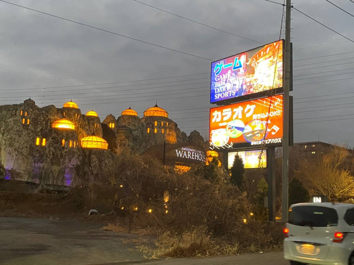 ウェアハウス三橋店の現在！レトロ台とメダル熱気の評判を現地検証