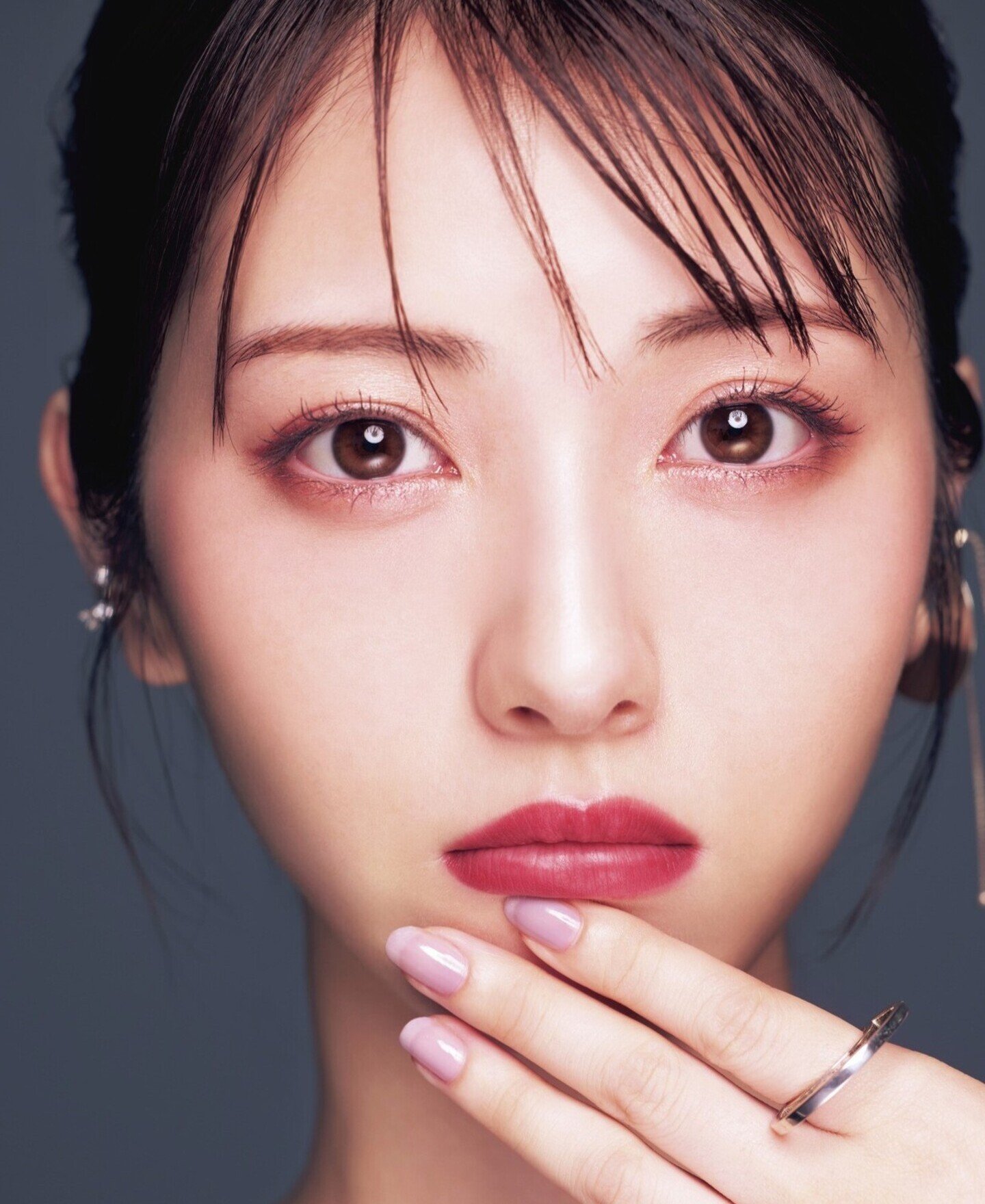 浜辺美波の透明感メイク徹底解剖｜2026年最新の愛用コスメと再現術