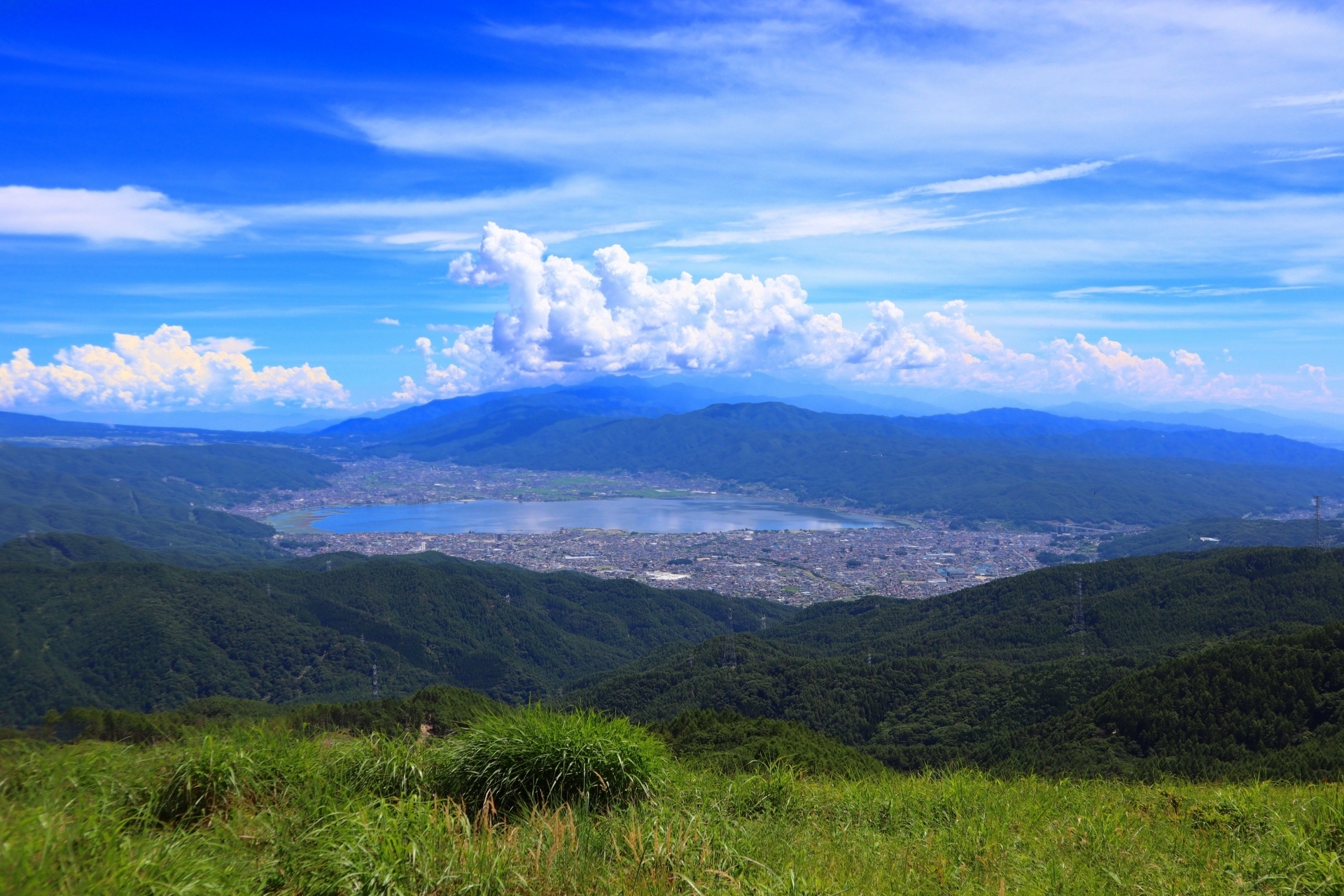 【2026年最新】天空の絶景が紡ぐ奇跡の一瞬——諏訪湖と富士山を同時に見下ろす高ボッチ高原の魅力と現在地