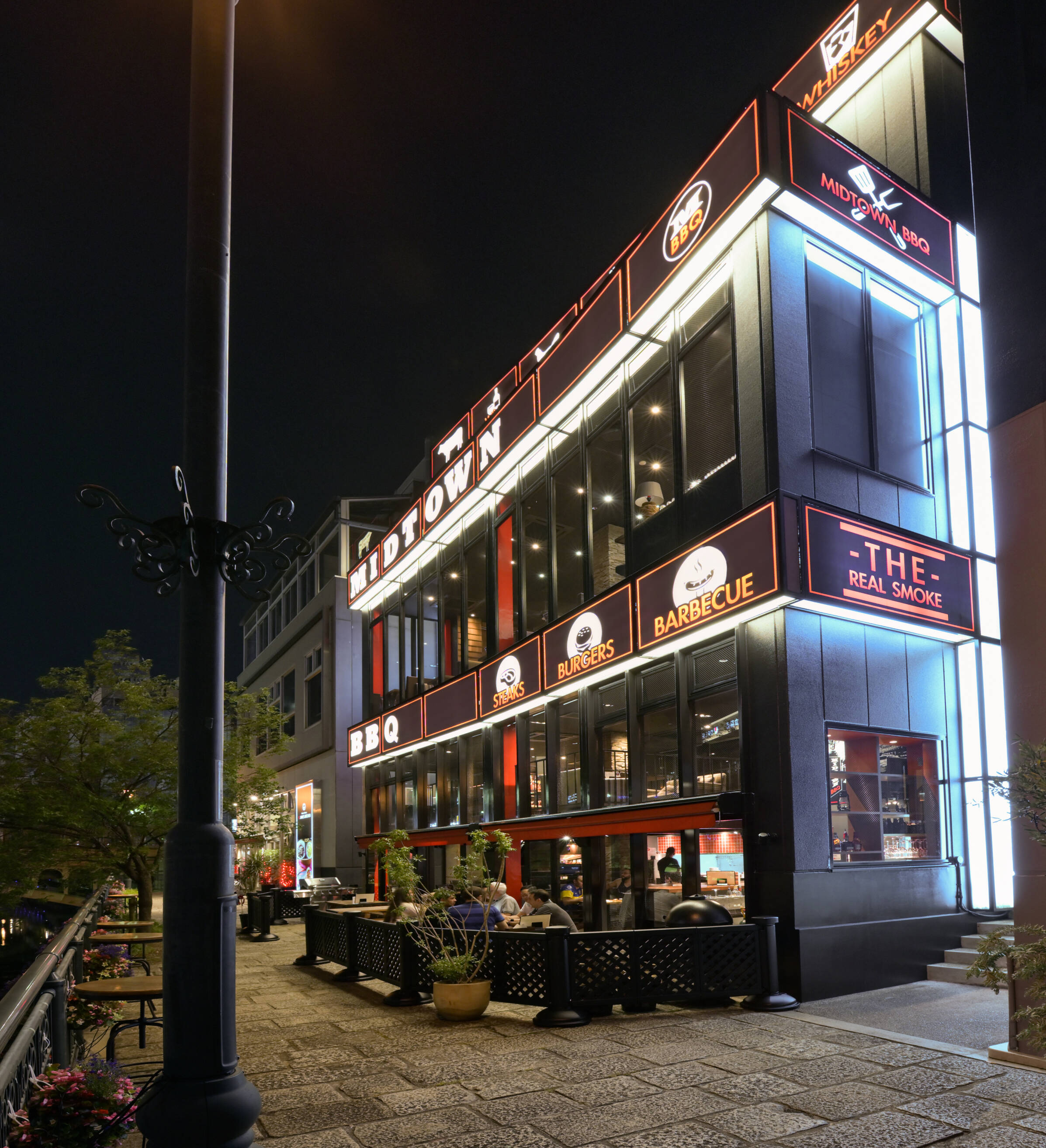 【2026年最新】名古屋の夜風と本場スモークの香りに誘われて——「Midtown Bbq Nagoya」が再定義する日本の本格バーベキュー文化の現在地
