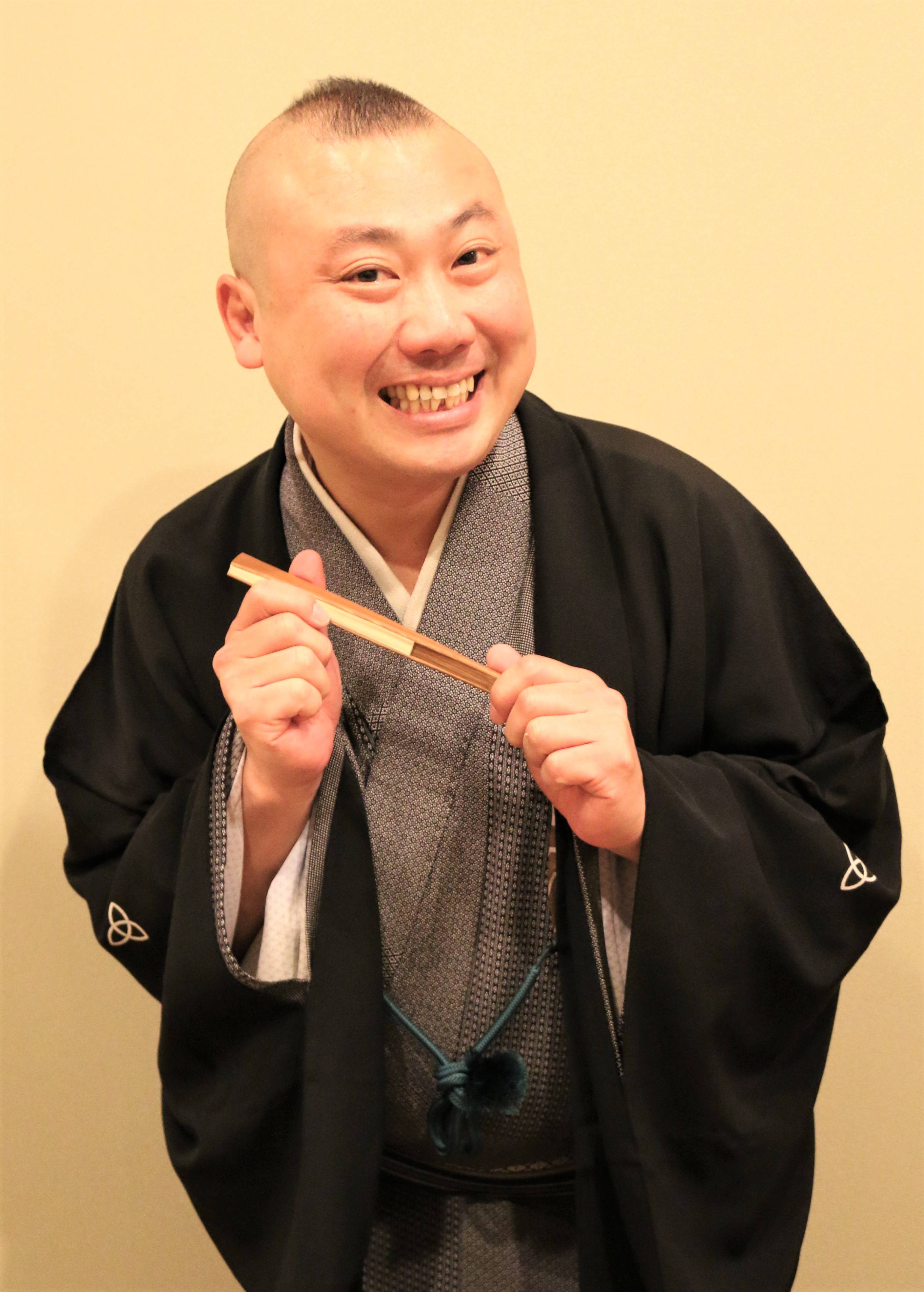 笑点メンバー三平の電撃降板から現在！卒業の真相と落語の評判