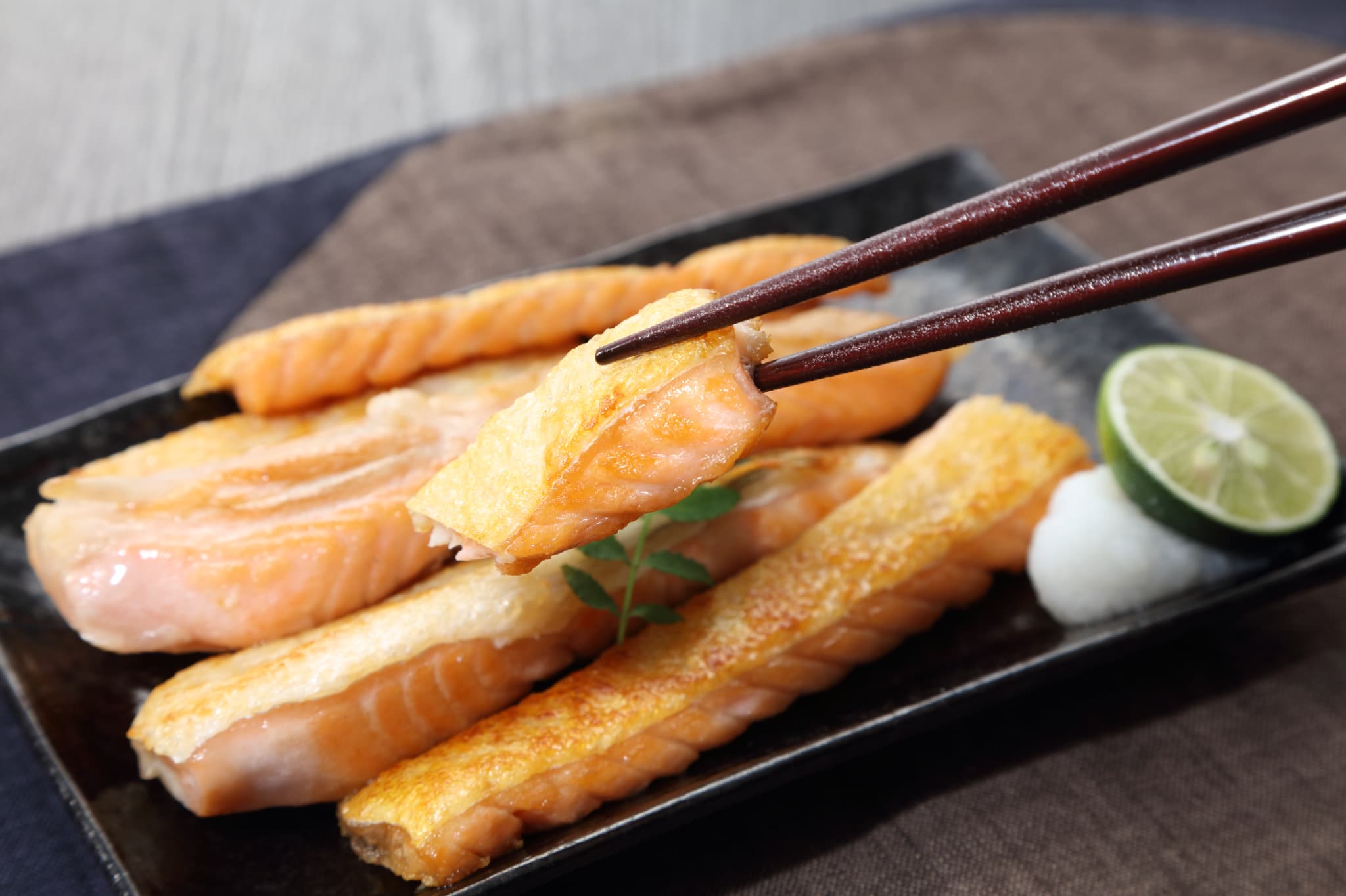 鮭ハラスの極上レシピ！フライパンで皮パリ＆ふっくら仕上げるプロの技