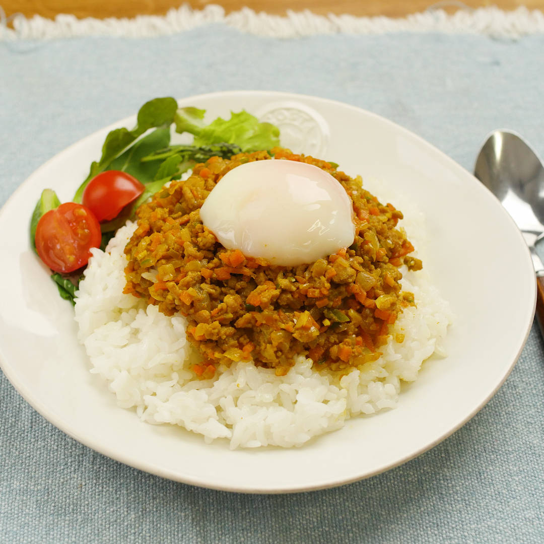 【2026年最新】ドライカレーとキーマカレーの決定的な違いとは？洋食文化とスパイス史から読み解く完全比較