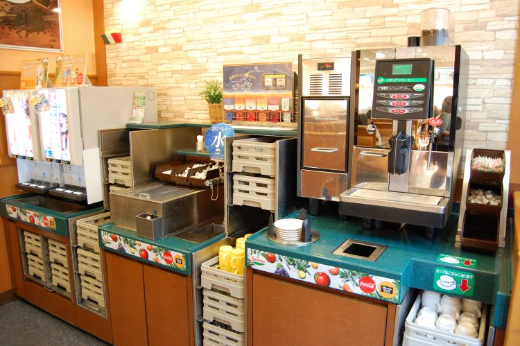 2026年、なぜファミレスの「自由」は進化したのか？モクテル革命とAiカスタマイズが変える最新ドリンクバー事情