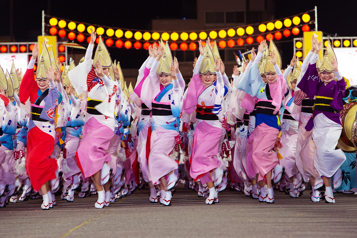 【2026年現地ルポ】徳島 阿波踊りが魅せる「400年目の超進化」——熱狂の狂乱とデジタル革新が交差する夏