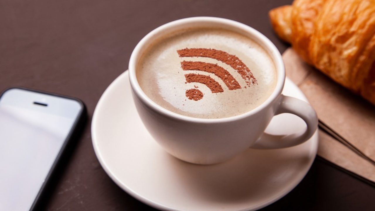 2026年版Wi-Fi完備カフェの選び方！電源と通信速度の実態