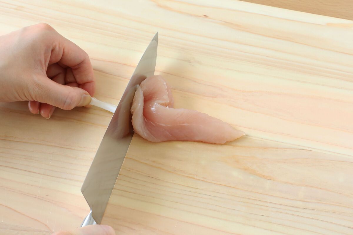 ささみの筋抜きはフォークで一瞬！身がボロボロにならない簡単裏ワザ解説