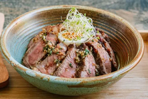 2026年、ベトナム発の「Cơm Bò Nhật」が逆上陸？進化系牛丼が日本の胃袋を掴む理由