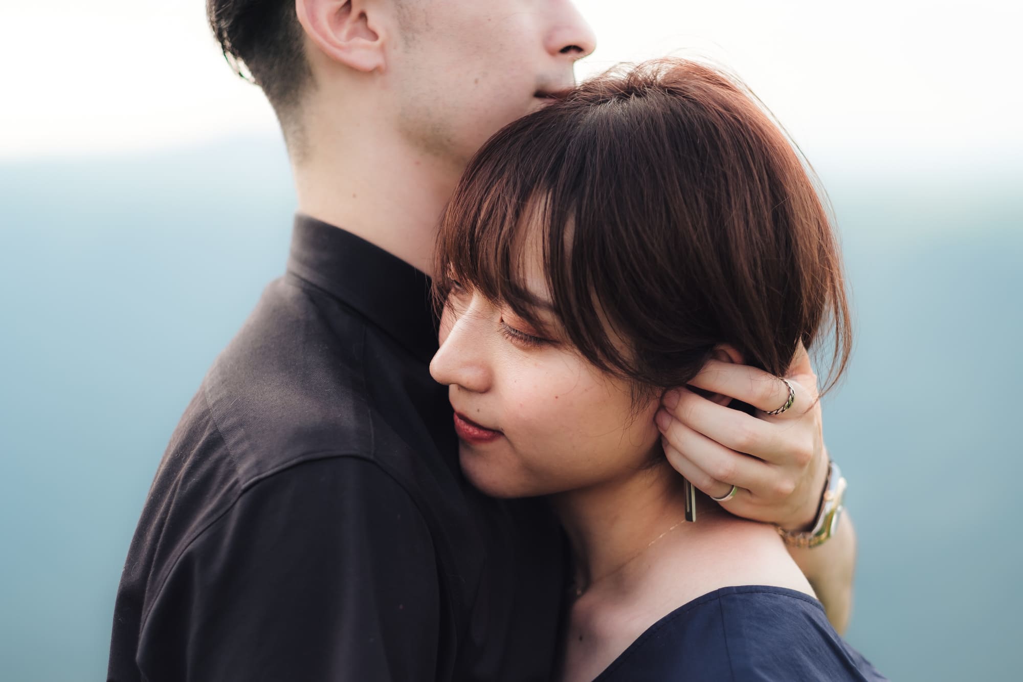 男性心理の独占欲とスキンシップの真意｜部位別の理由と本命サイン