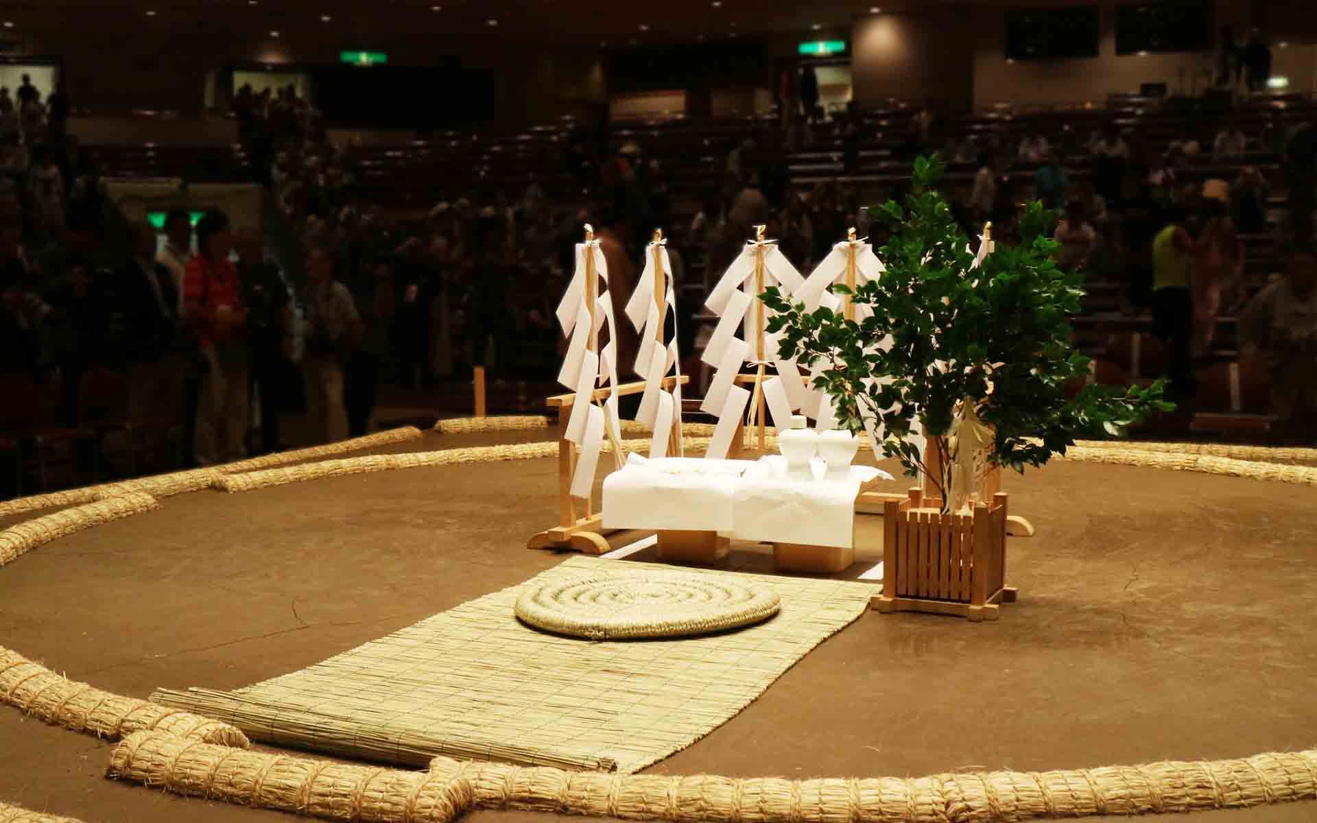 なぜスルメを埋める？相撲の土俵に潜む神事の真相と女人禁制の深層