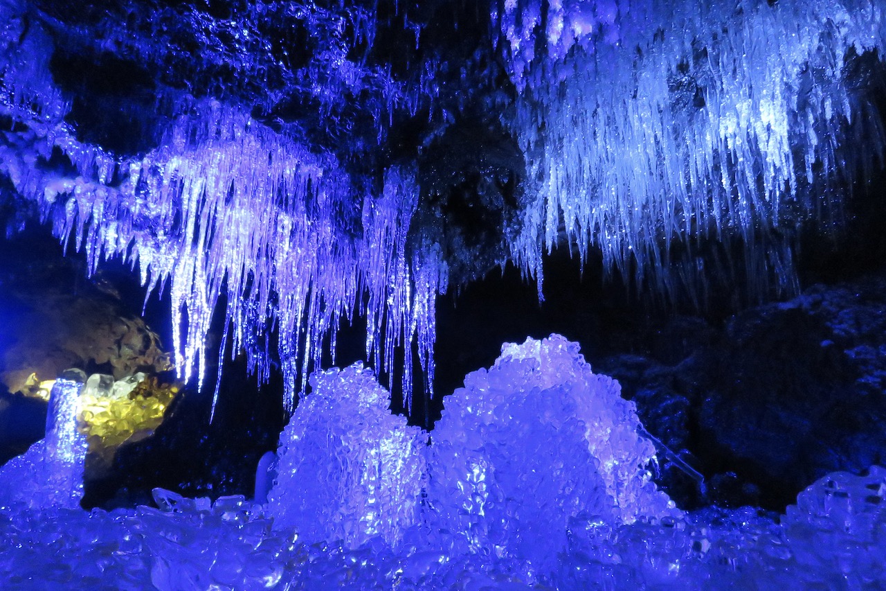 鳴沢氷穴の氷の現状と富岳風穴との違いは？服装・混雑と危険度を徹底解剖