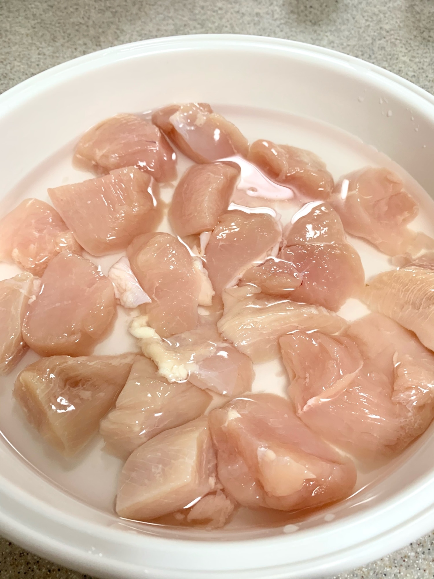 パサつく鶏胸肉が極上の食感へ！プロ直伝の科学的保湿調理法