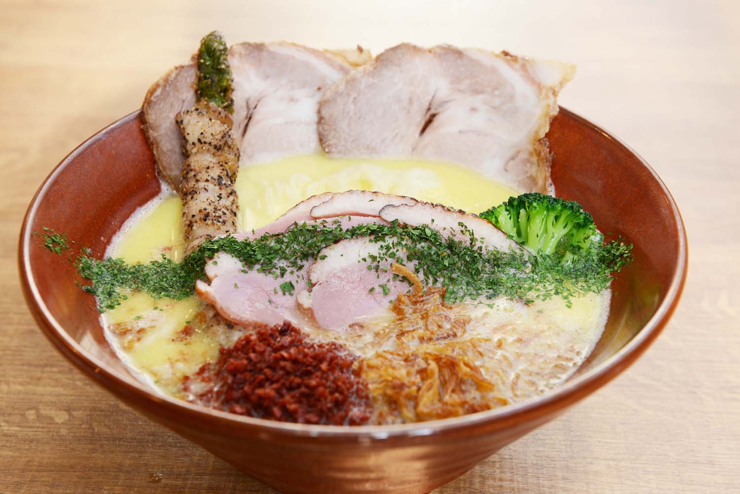麺巧潮の鶏白湯そばは何が凄い？神田本店の魅力と混雑攻略【2026】