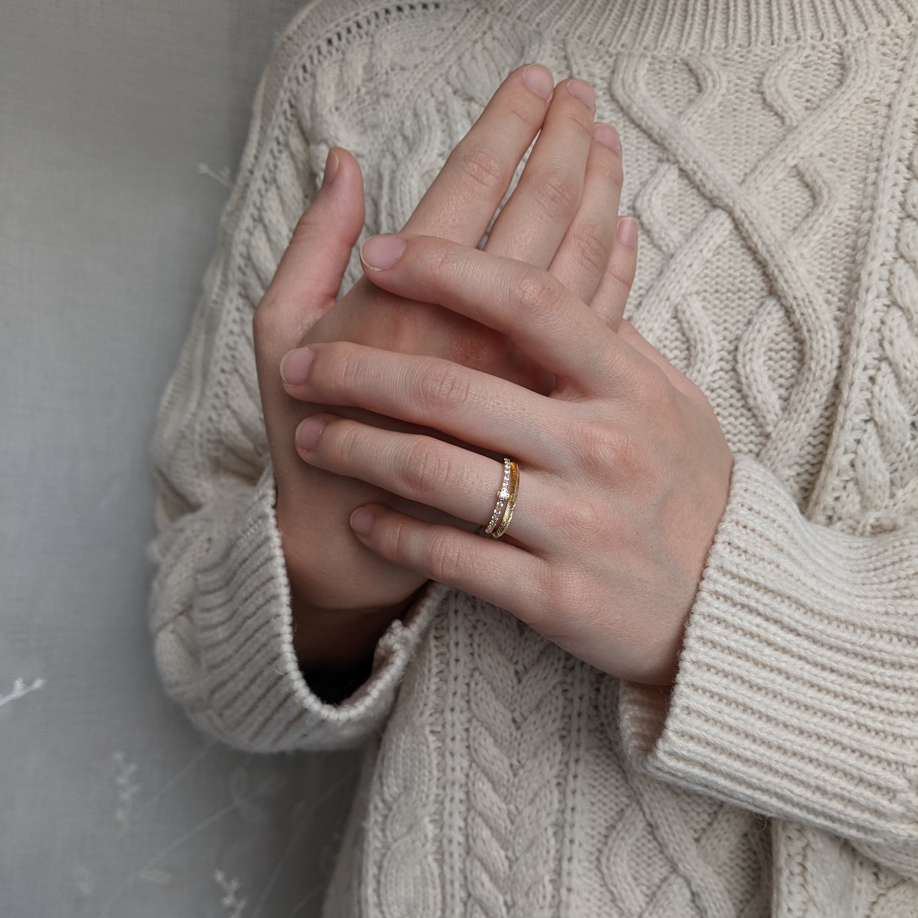 左手薬指の指輪は結婚だけじゃない？独身男女が選ぶ理由と右手との違い