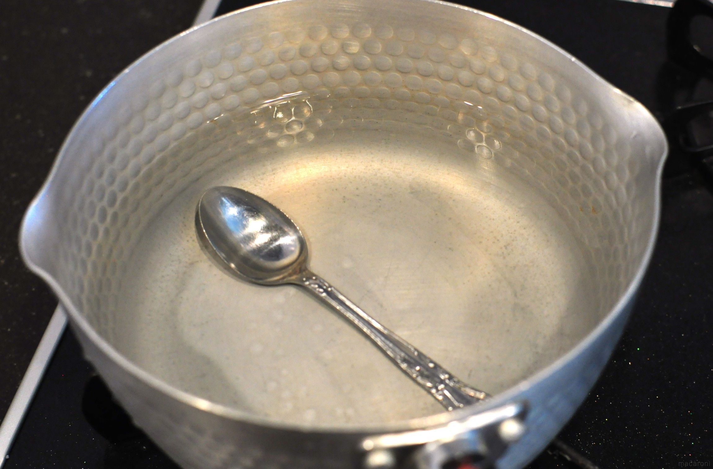パスタの吹きこぼれはなぜ起きる？菜箸一本で防げる科学的理由と裏ワザ