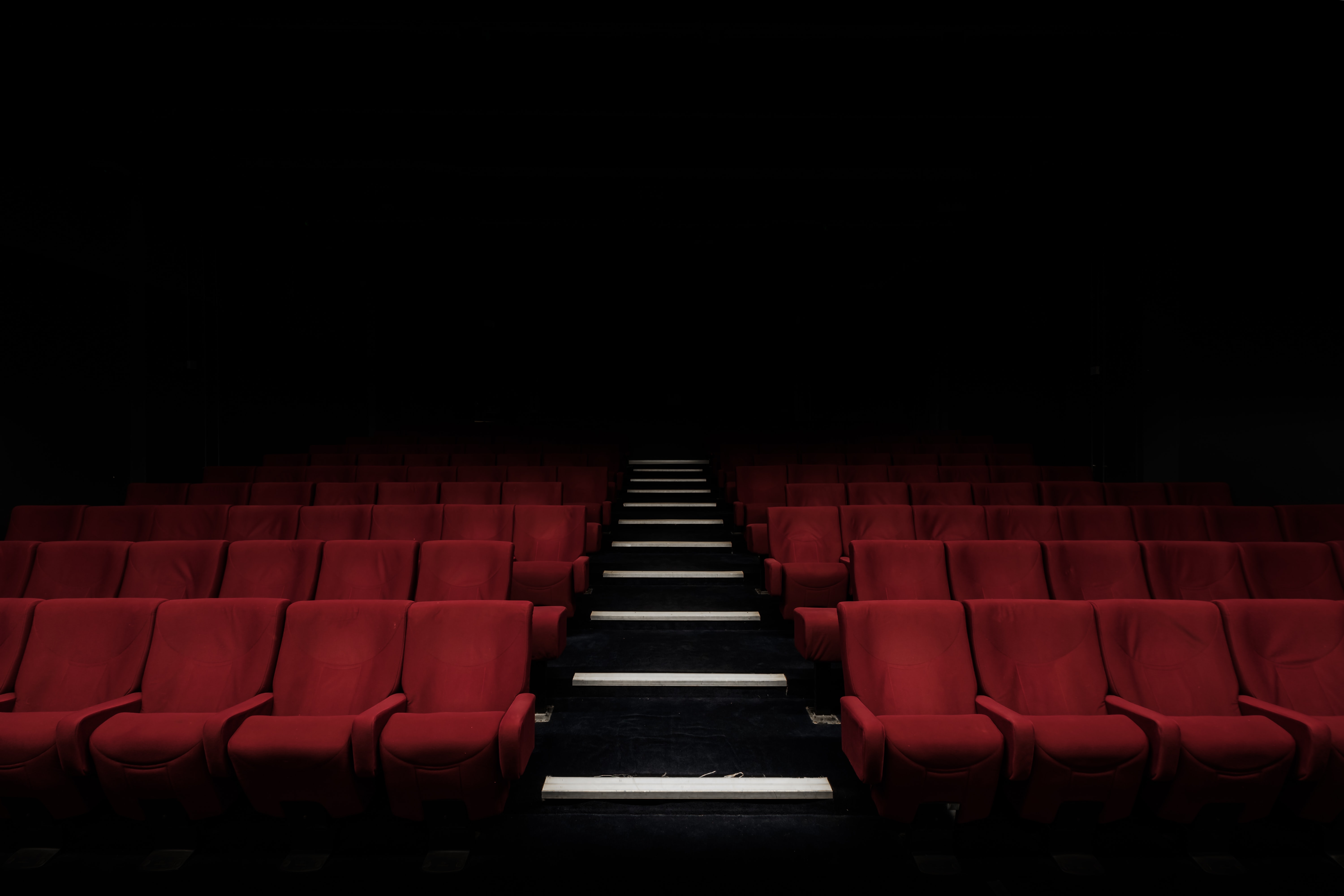 映画館の英語！TheaterとCinemaの違いと役立つ実践フレーズ
