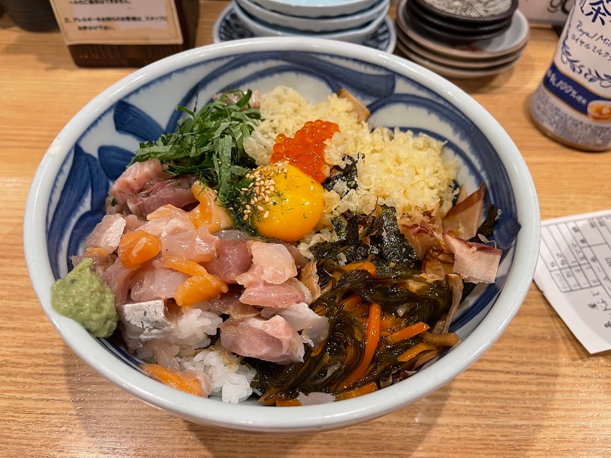なぜ魚屋スタンドふじは連日大行列なのか？驚異のコスパと人気の真相