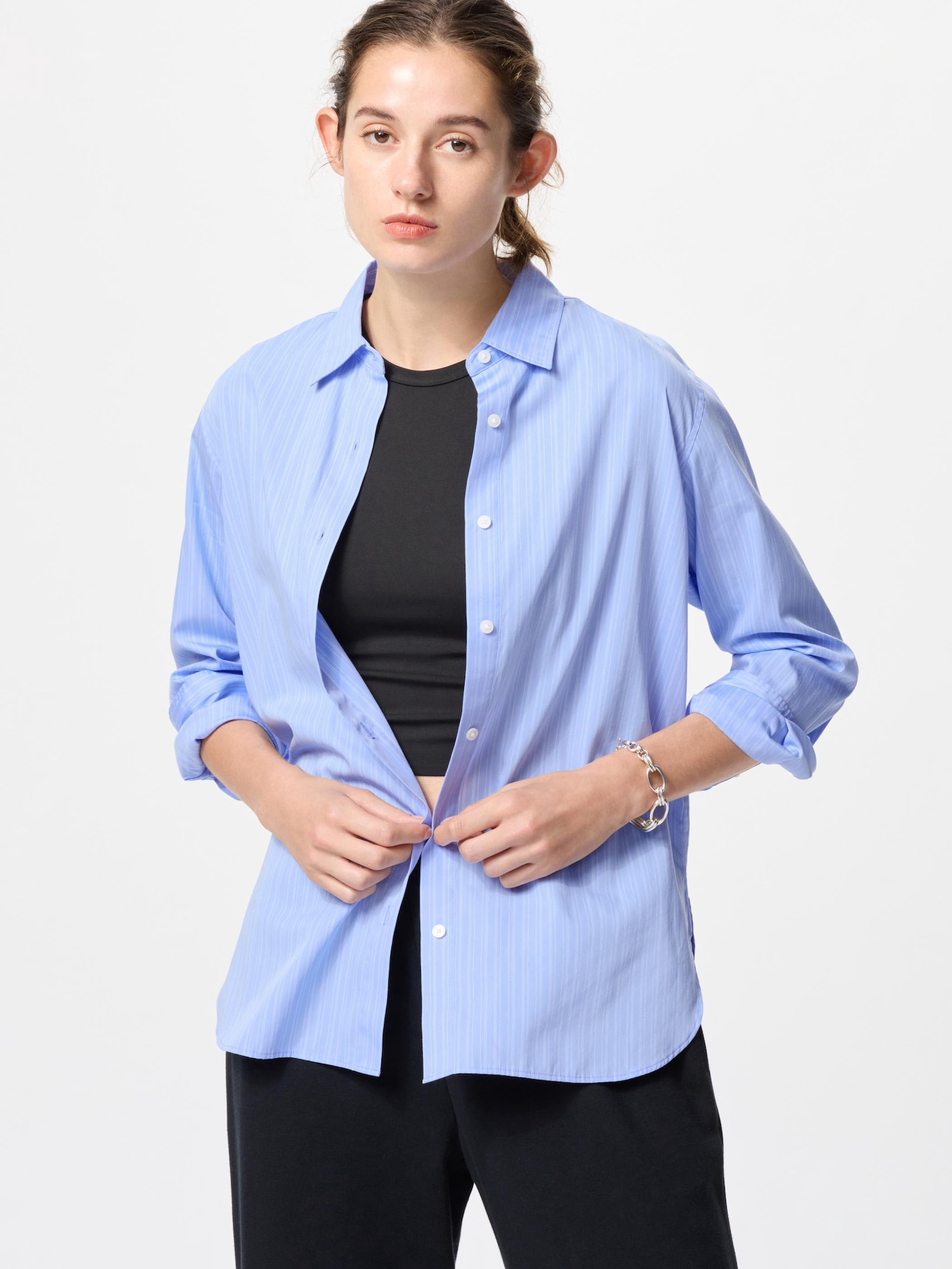 ユニクロの青シャツがSnsで話題！脱・制服感で垢抜ける大人の着こなし術