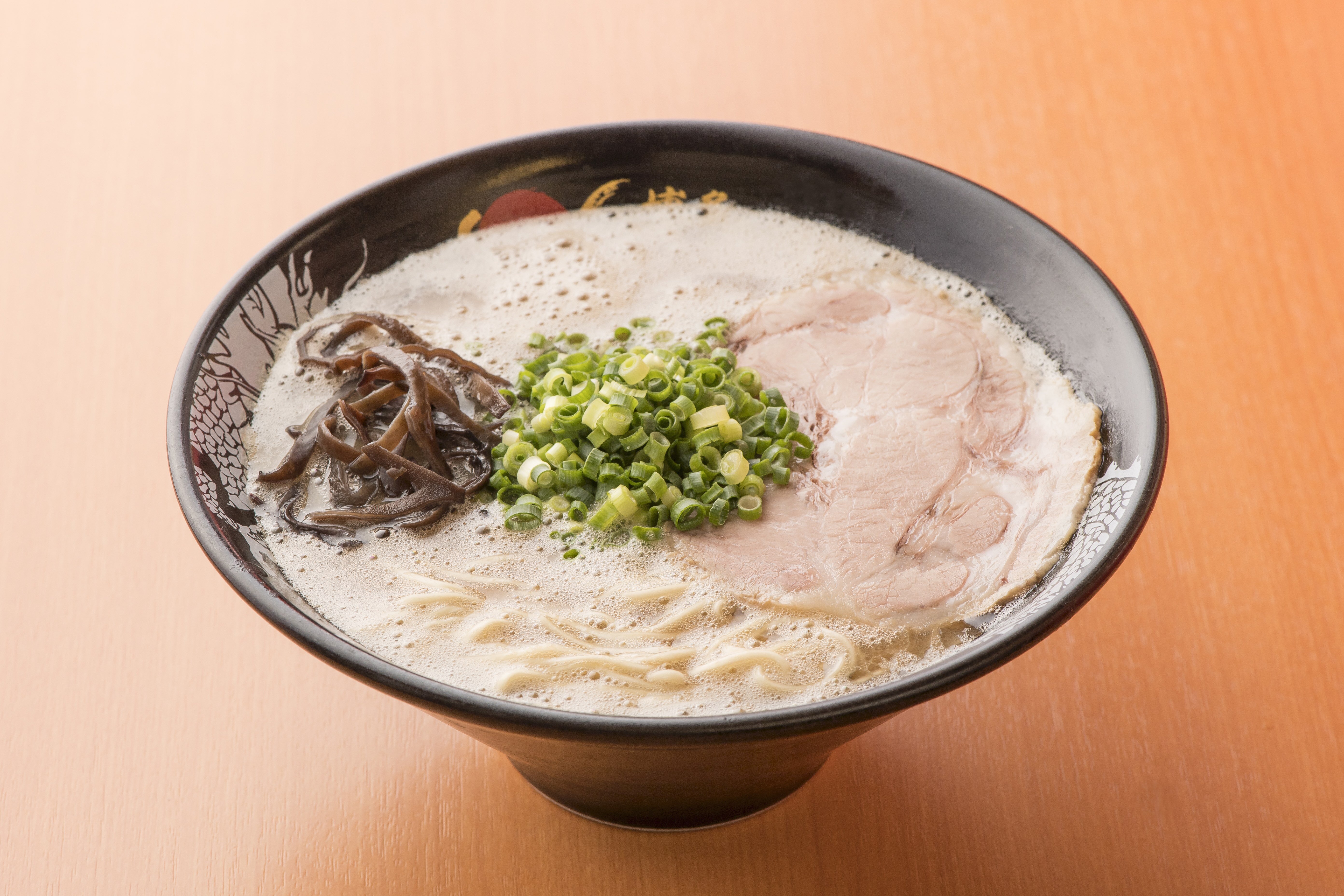 福岡空港ラーメン完全攻略2026！滑走路の人気店と混雑・朝営業を徹底比較