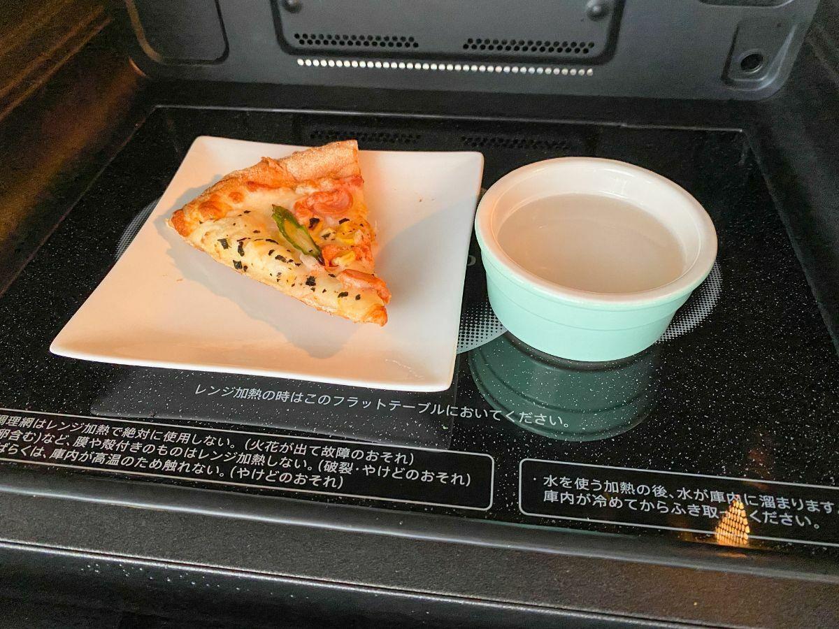 冷めたピザがカリモチ復活！フライパンと水で焼きたてにする温め方裏技