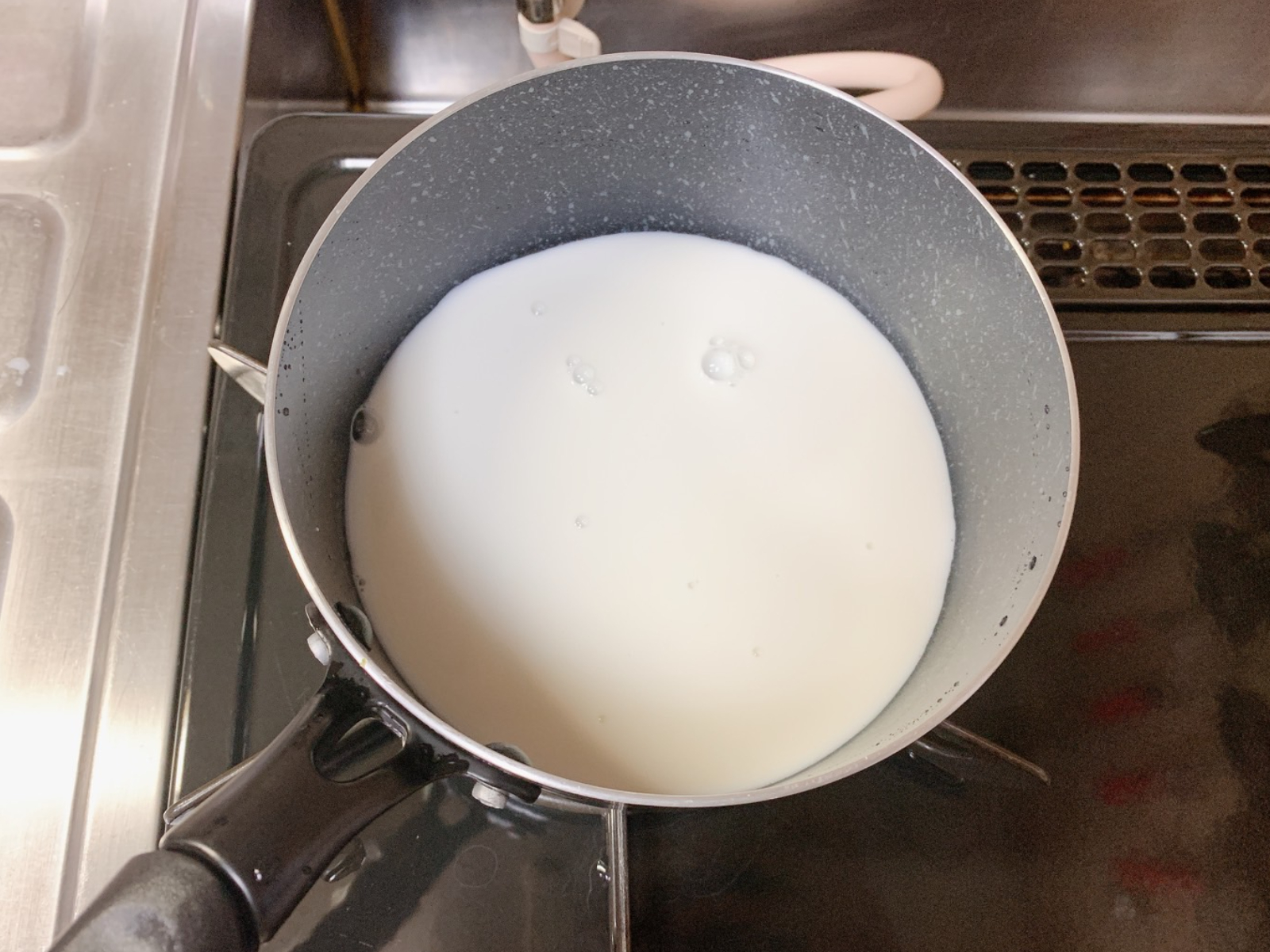 牛乳を鍋で温めると膜や焦げが出るのはなぜ？失敗しないプロの極意
