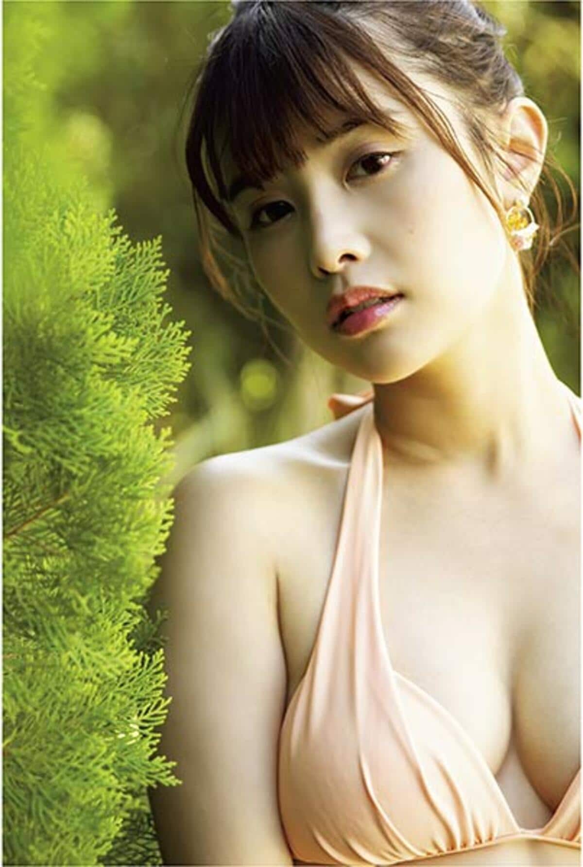 人気アイドルの手ブラ解禁なぜ？写真集の大胆カットに迫る舞台裏の真相