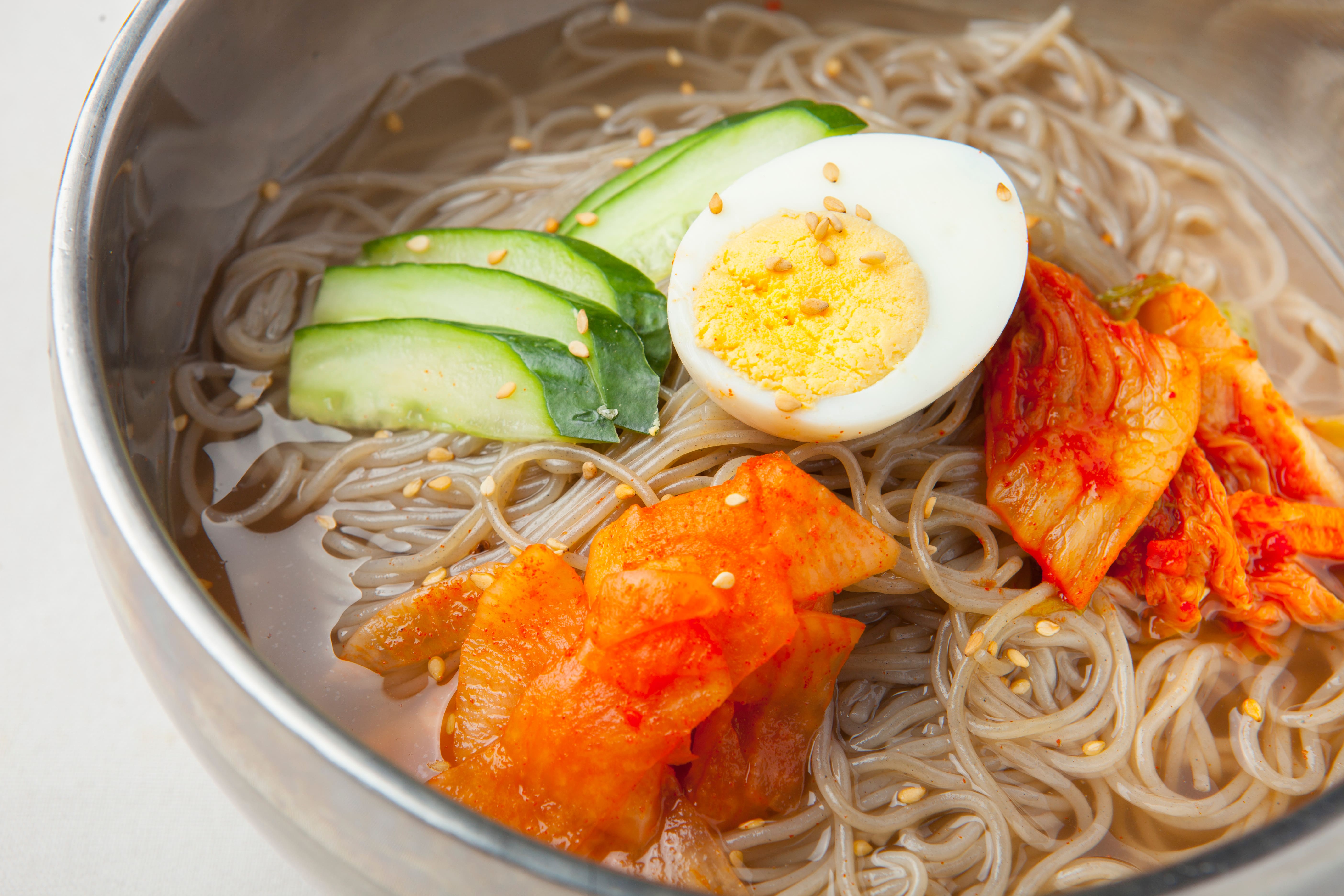 冷麺の原料を徹底解剖｜そば粉・デンプン・小麦の決定的な違いと本場の弾力の正体