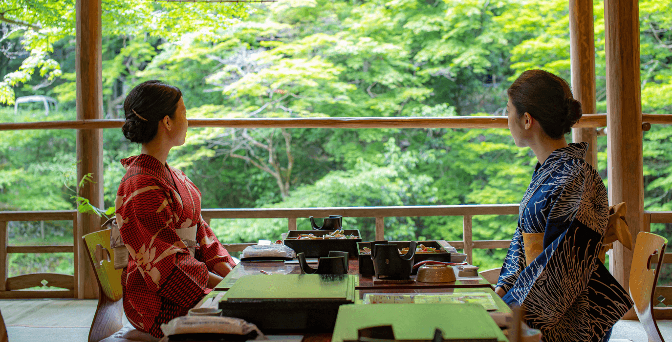 京都高雄もみぢ家の評判と川床の実態｜本館別館の違いと舞妓プラン検証