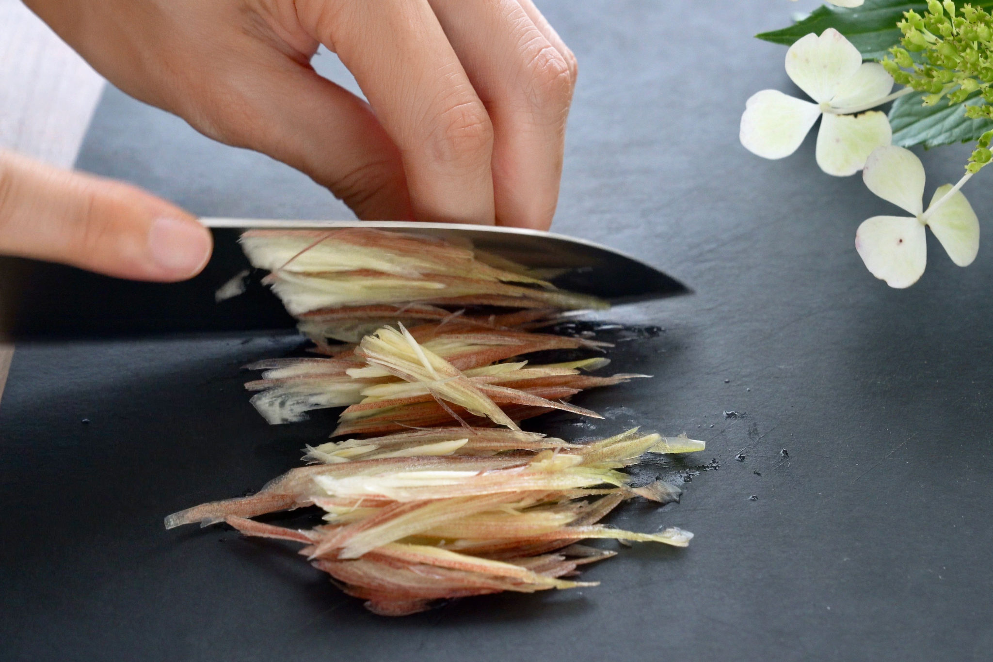 【2026年最新】「みょうがの切り方」ひとつで料理劇変！プロが教える食感と香りを無限に引き出す技法