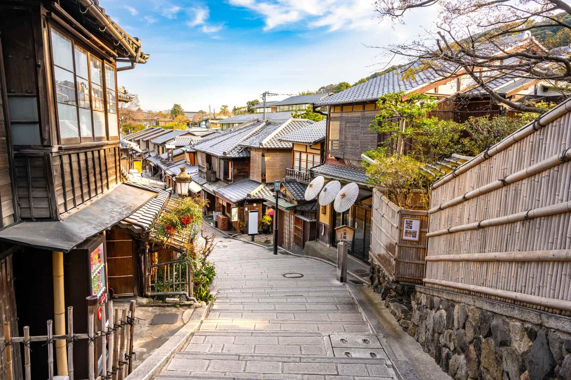 二寧坂で転ぶと2年で死ぬ？表記の謎とスタバ畳席の混雑を徹底取材