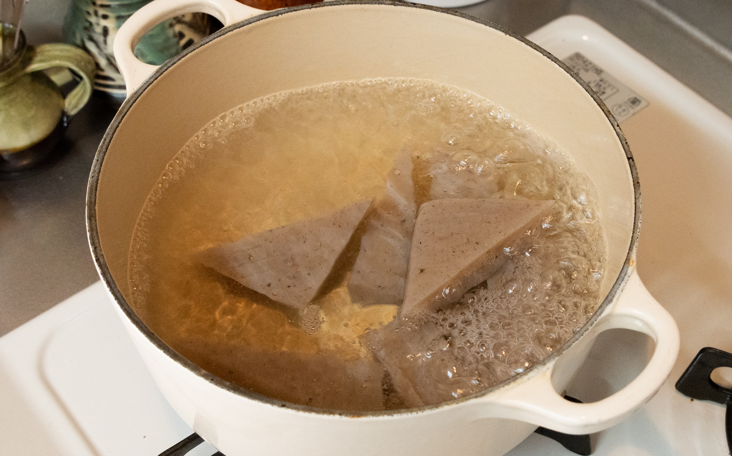 こんにゃくの下茹では本当に必要？臭み消しと劇的味染みの下処理術