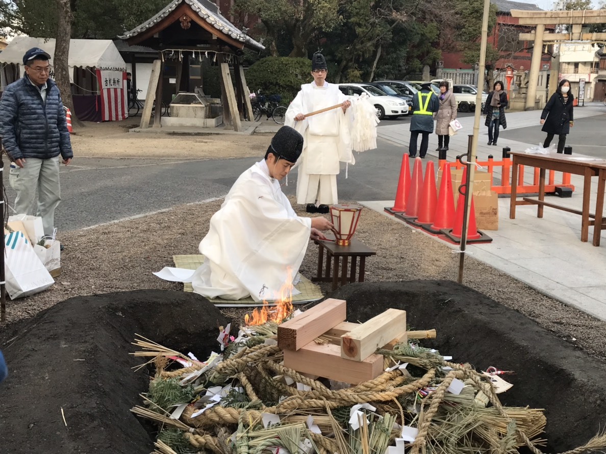 お守りを返す正しい時期と作法｜別の神社や郵送・自宅処分の真相