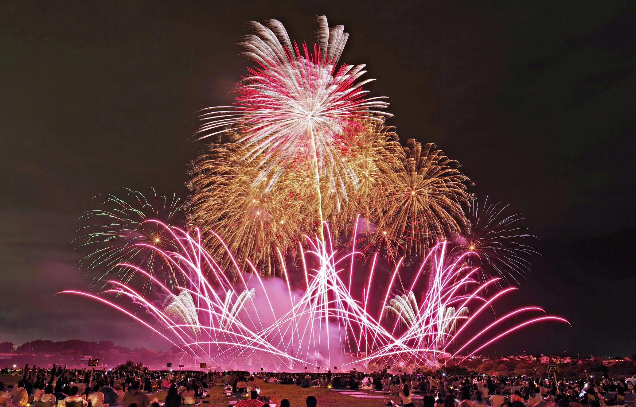 【2026年最新】前橋花火大会が魅せる夜空の革命！有料席の即完売事情から混雑回避ルートまで現地徹底取材