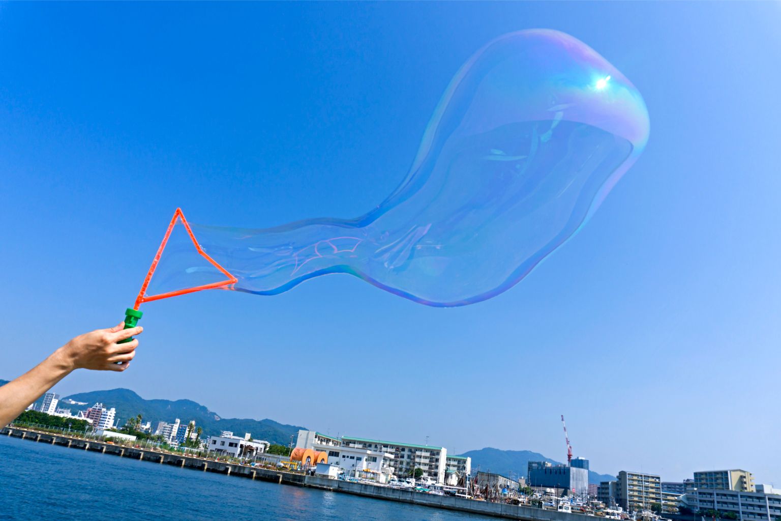 手で触れる割れないシャボン玉！失敗ゼロの黄金比率と科学の裏技