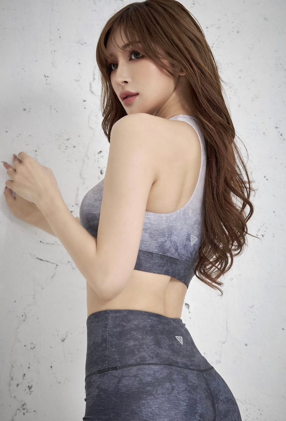 腹筋女子モデルの縦線くびれ術！体脂肪率の目安と自宅トレ徹底解剖