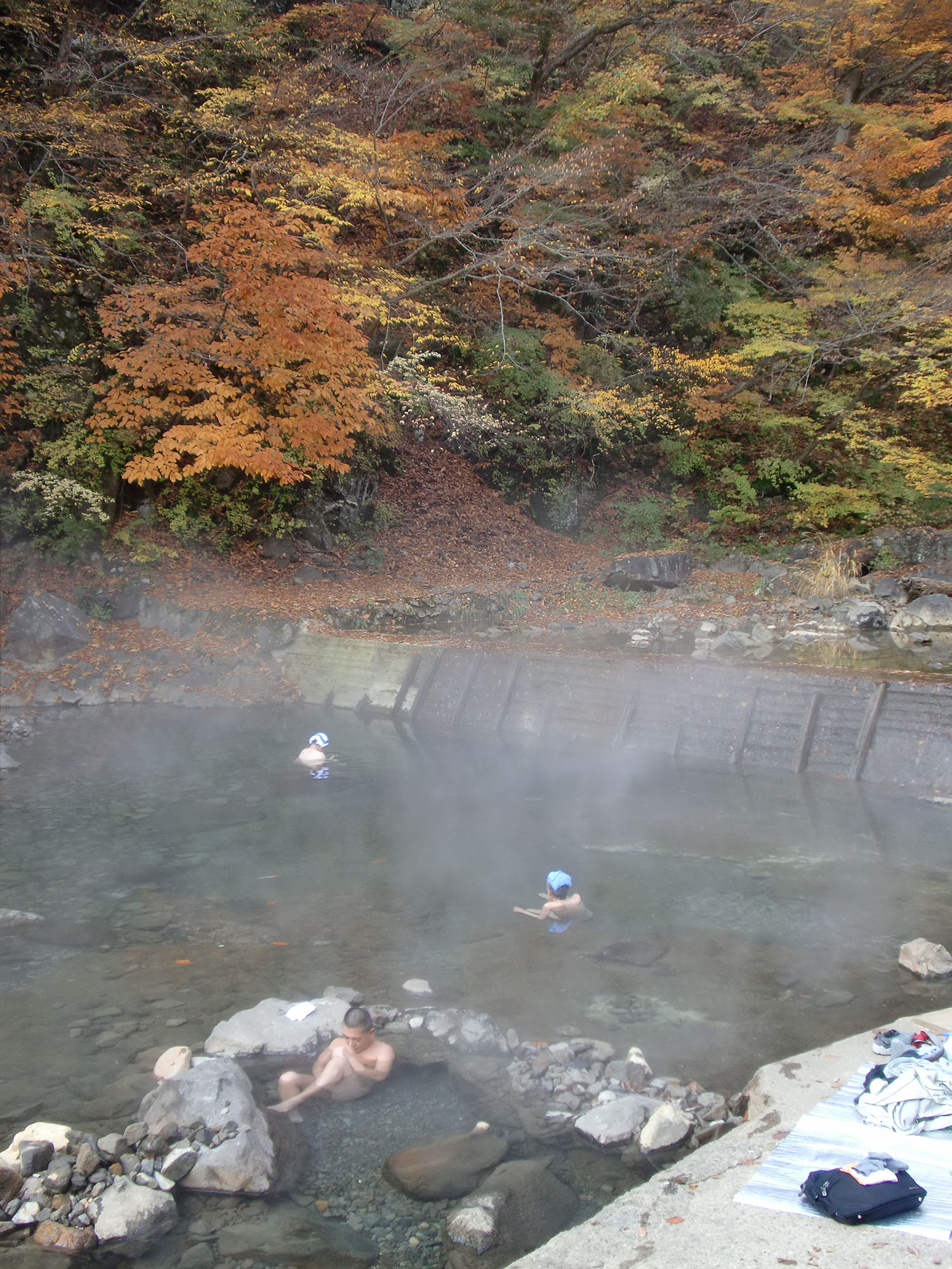 川が丸ごと露天風呂！尻焼温泉の現在と水着ルール・閉鎖の真相を徹底解説