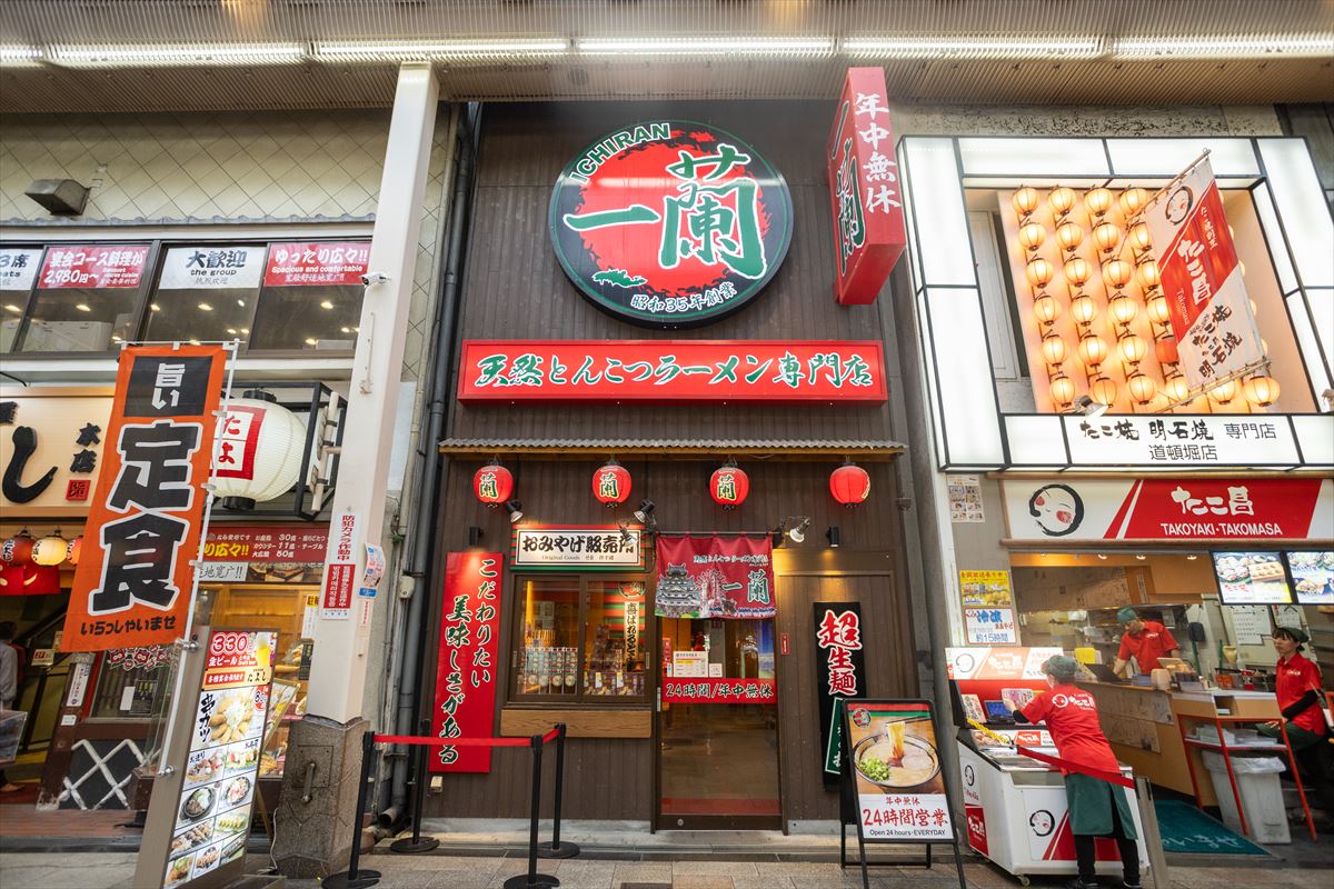 道頓堀の一蘭はなぜ大行列？本館・別館の違いと混雑回避の穴場を徹底解説