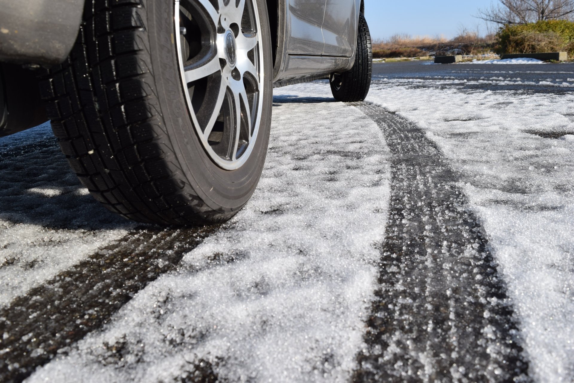 雪道のノーマルタイヤ走行は違法？反則金・過失割合と最新規制を徹底解説
