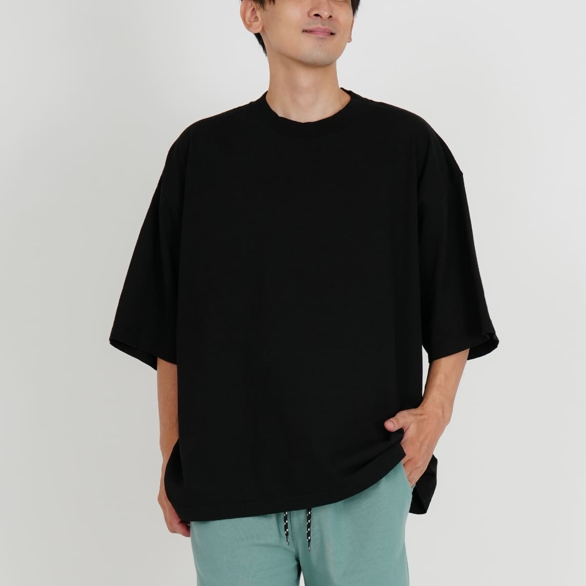 ドロップショルダーTシャツで太って見える原因と骨格別着こなし術