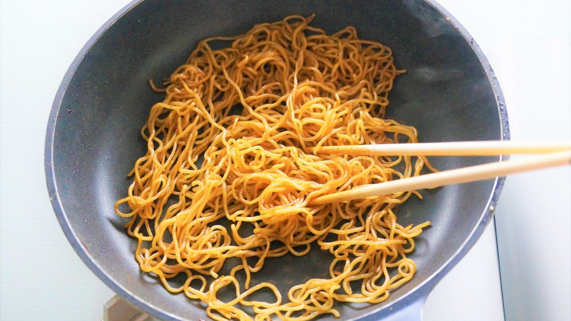 電子レンジ焼きそば革命！ベチャつかない黄金比と洗い物ゼロ裏技