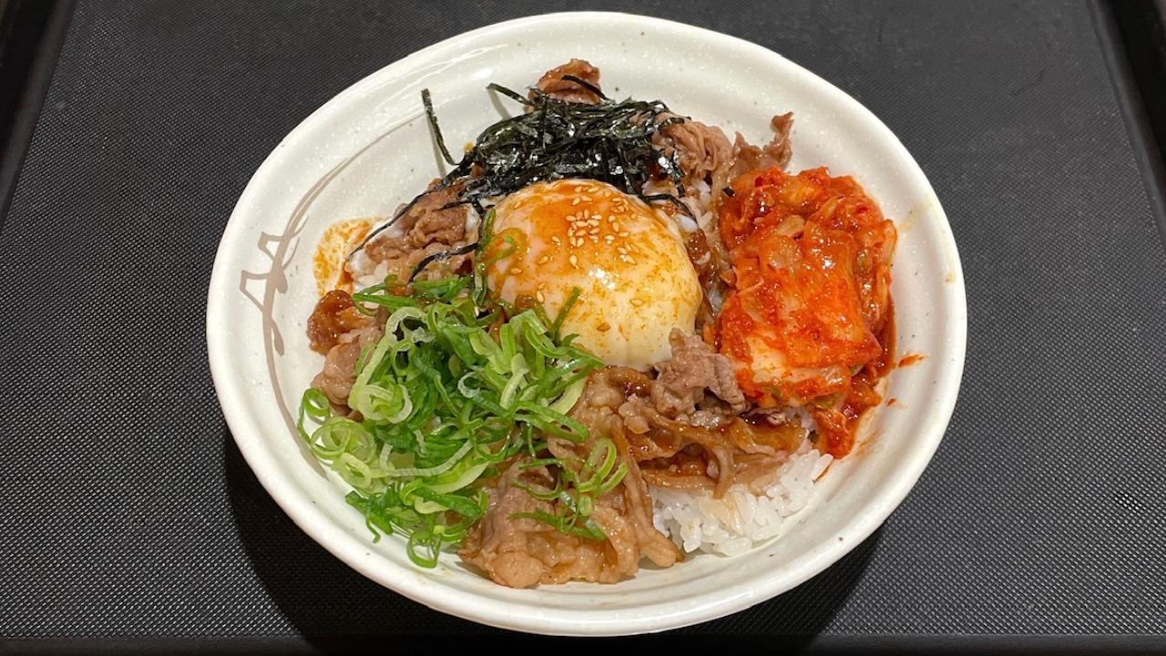 松屋のビビン丼はなぜ消えた？歴代の違いと復活の真相【2026最新】