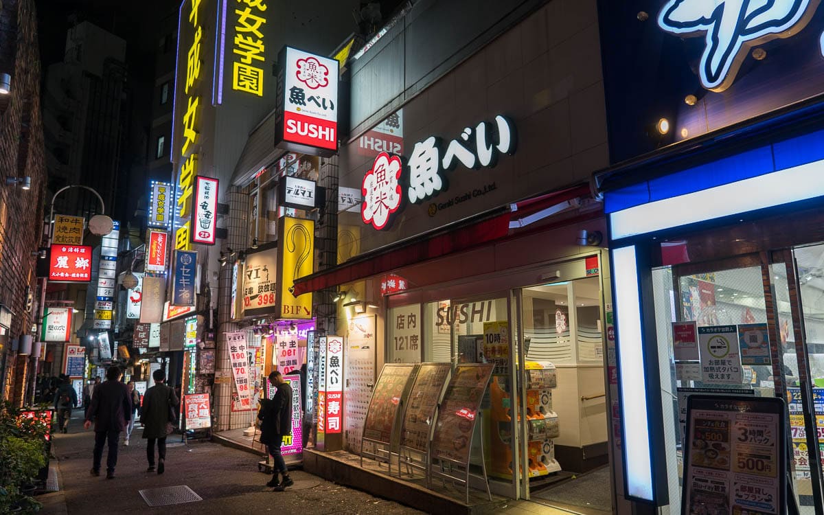 【2026年最新現地ルポ】世界が絶賛する「魚べい 渋谷道玄坂店」の凄みとは？回転しない高速レーンと近未来体験の真実