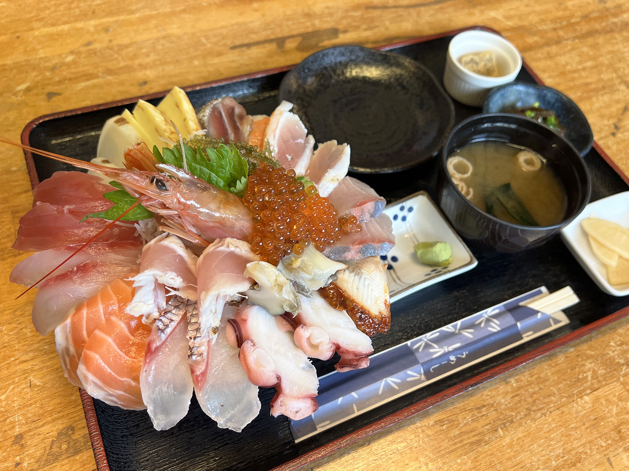 魚屋直営食堂魚まるの海鮮丼と混雑攻略！値段や駐車場・評判を徹底取材
