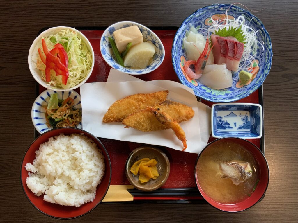 魚津丸食堂の海鮮丼は本物か？混雑回避法と口コミを徹底検証【2026】